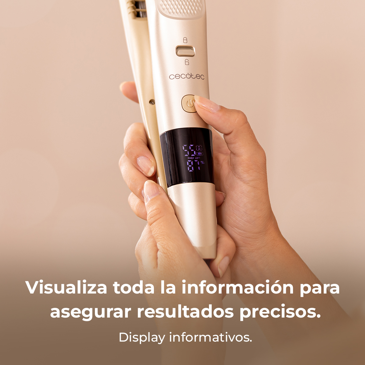 Una persona sostiene una herramienta dorada y blanca para peinar el cabello. La pantalla muestra la energía y otras configuraciones. El texto dice 'Pantalla informativa'.