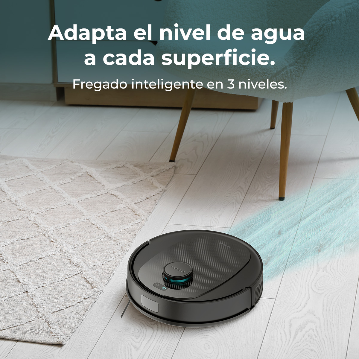 Una aspiradora robótica negra limpia una habitación con suelo de madera y una alfombra. Una silla y texto están en el fondo.