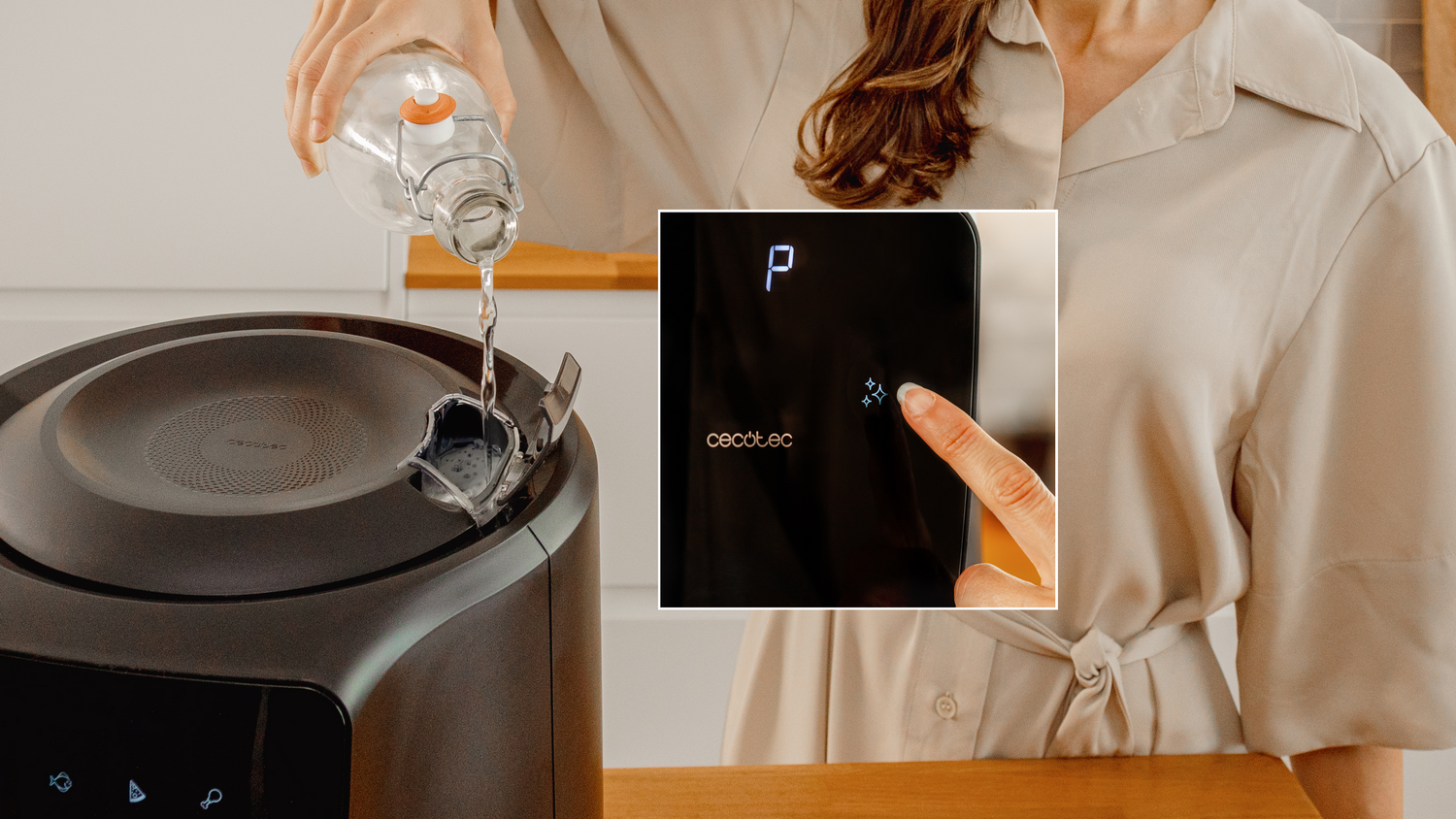 Una persona vierte agua en un electrodoméstico negro. Un dedo toca la pantalla. La pantalla muestra una 'P' y el logotipo de Cecotec.