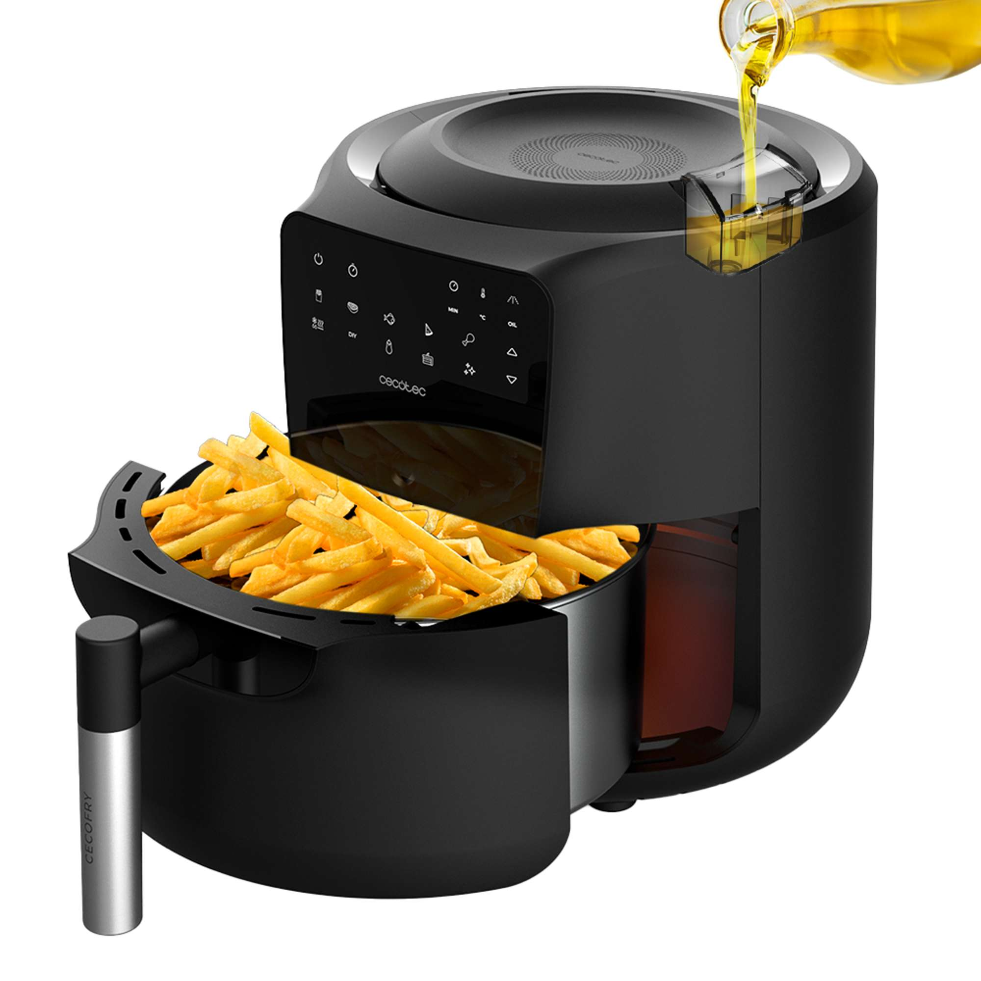 Freidora de aire negra con patatas fritas en la cesta. Se vierte aceite en la parte superior. Botella de spray de aceite plateada a la izquierda.