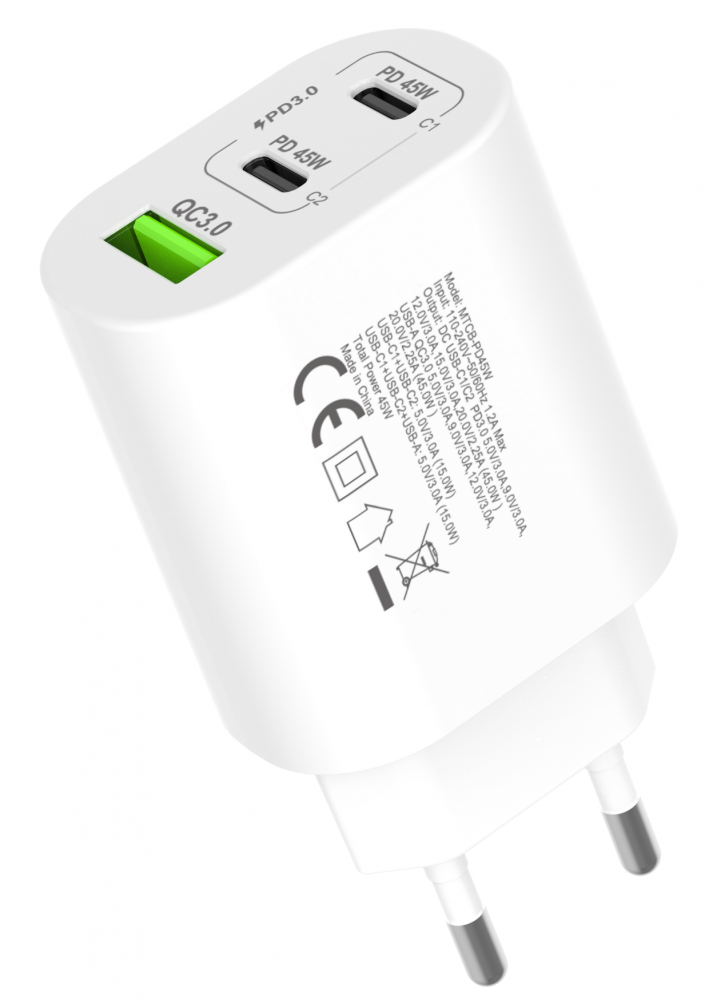 Fehér töltő több porttal, köztük USB-C és USB-A, címkékkel és kétágú dugóval.