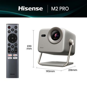 Un proyector Hisense M2 Pro y un mando a distancia. El proyector es gris, con dimensiones indicadas. El mando es negro.