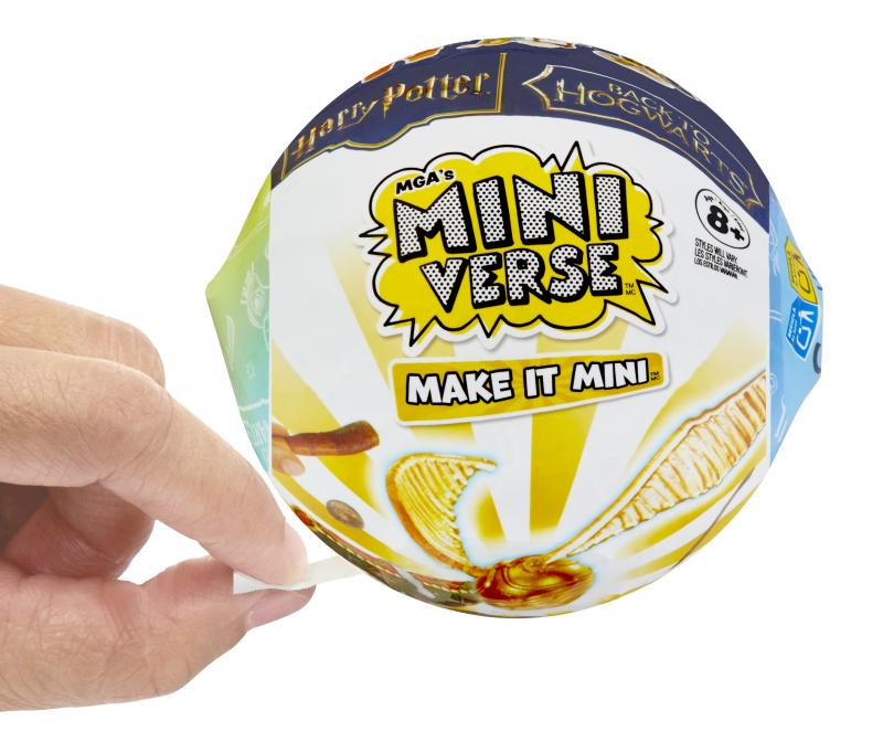 Eine Hand öffnet eine Mini Verse Spielzeugverpackung. Die Verpackung zeigt Harry Potter-Branding und sagt 'Make it Mini'.