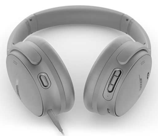 Szare słuchawki nauszne na białym tle. Słuchawki mają kabel i przyciski na nausznikach.