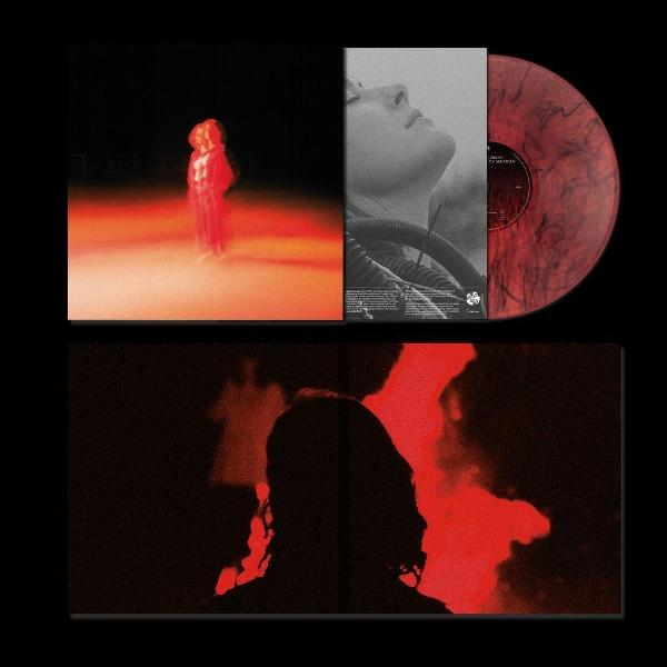 Albumcover mit roter Person, Graustufenporträt und roter Schallplatte.
