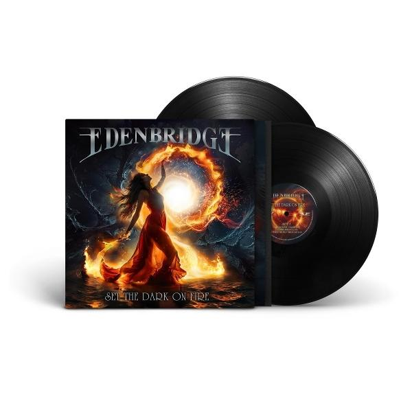 Albumcover mit einer Frau in rotem Kleid, umgeben von Feuer, und zwei schwarzen Schallplatten.