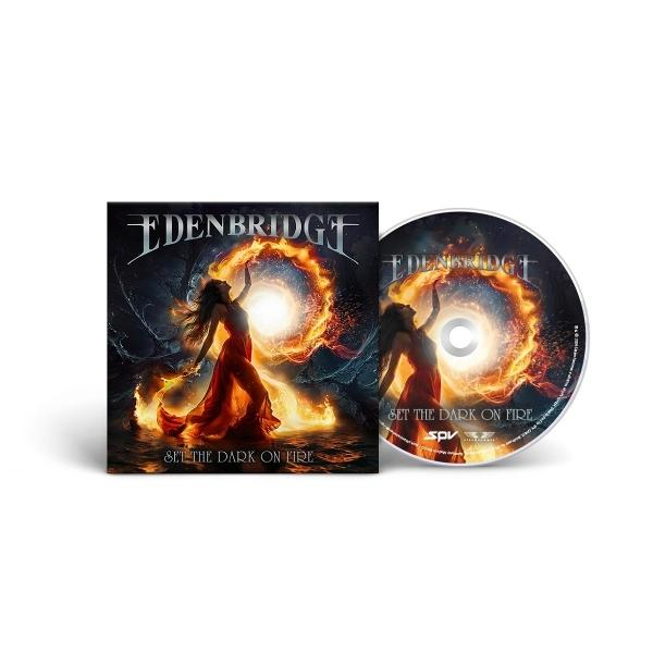 Albumcover und CD von Edenbridge. Eine Frau in einem roten Kleid steht vor einem feurigen Portal. Titel: Set The Dark On Fire.