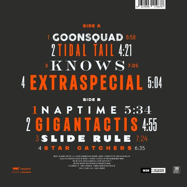 Rückseite des Albums. Listet Songs, Dauer und Credits auf. Dunkler Hintergrund mit orangefarbenem und weißem Text. Leopard-Logo unten.