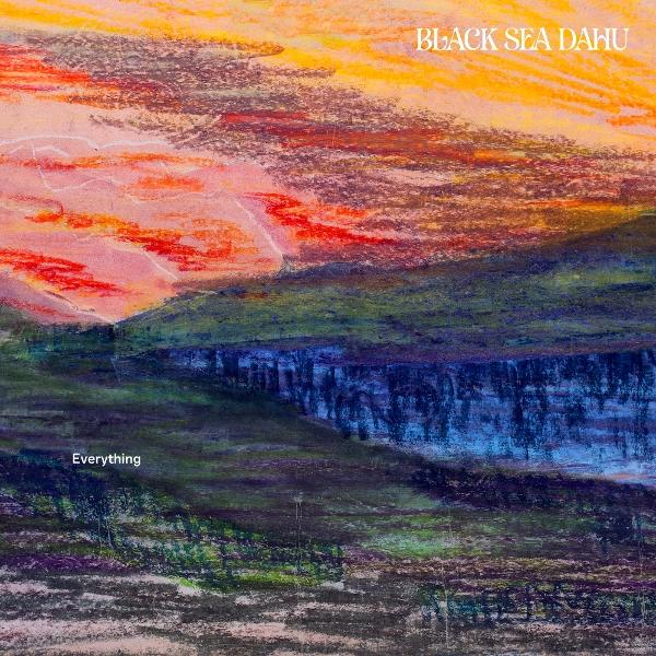Abstrakte Landschaftsmalerei mit farbenfrohem Himmel. Der Text "BLACK SEA DAHU" steht oben, "Everything" unten.
