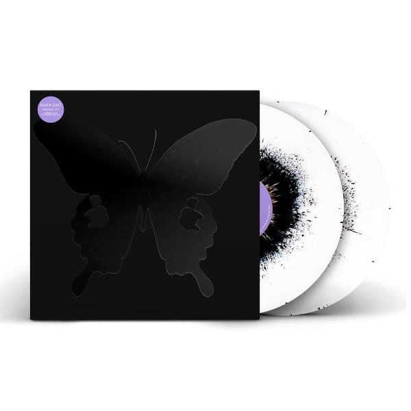 Ein Vinyl-Schallplattenalbum mit schwarzem Cover, das eine Schmetterlingssilhouette zeigt, weiße Schallplatten mit schwarzem Farbspritzer.