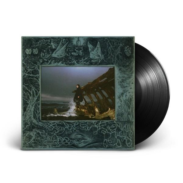 Schallplatte. Das Albumcover zeigt eine Person auf einem Schiffswrack, Wellen, die hereinbrechen. Dunkle, stimmungsvolle Farben. Dekorativer Rahmen.