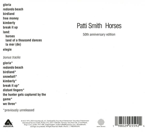 Albumcover mit Songtiteln und dem Künstlernamen 'Patti Smith Horses'. Enthält Logos von Arista und Sony Music.