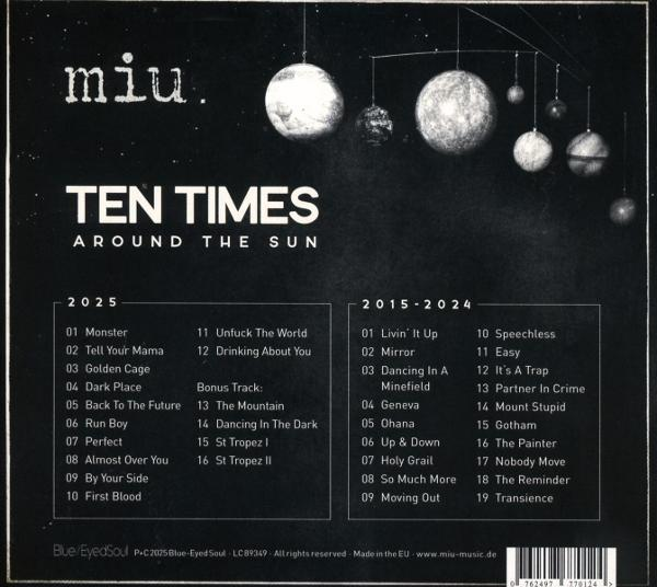 Albumcover mit 'miu' Titel, 'Ten Times Around The Sun' und Songlisten für 2025 und 2015-2024, plus hängenden Planetenillustrationen.