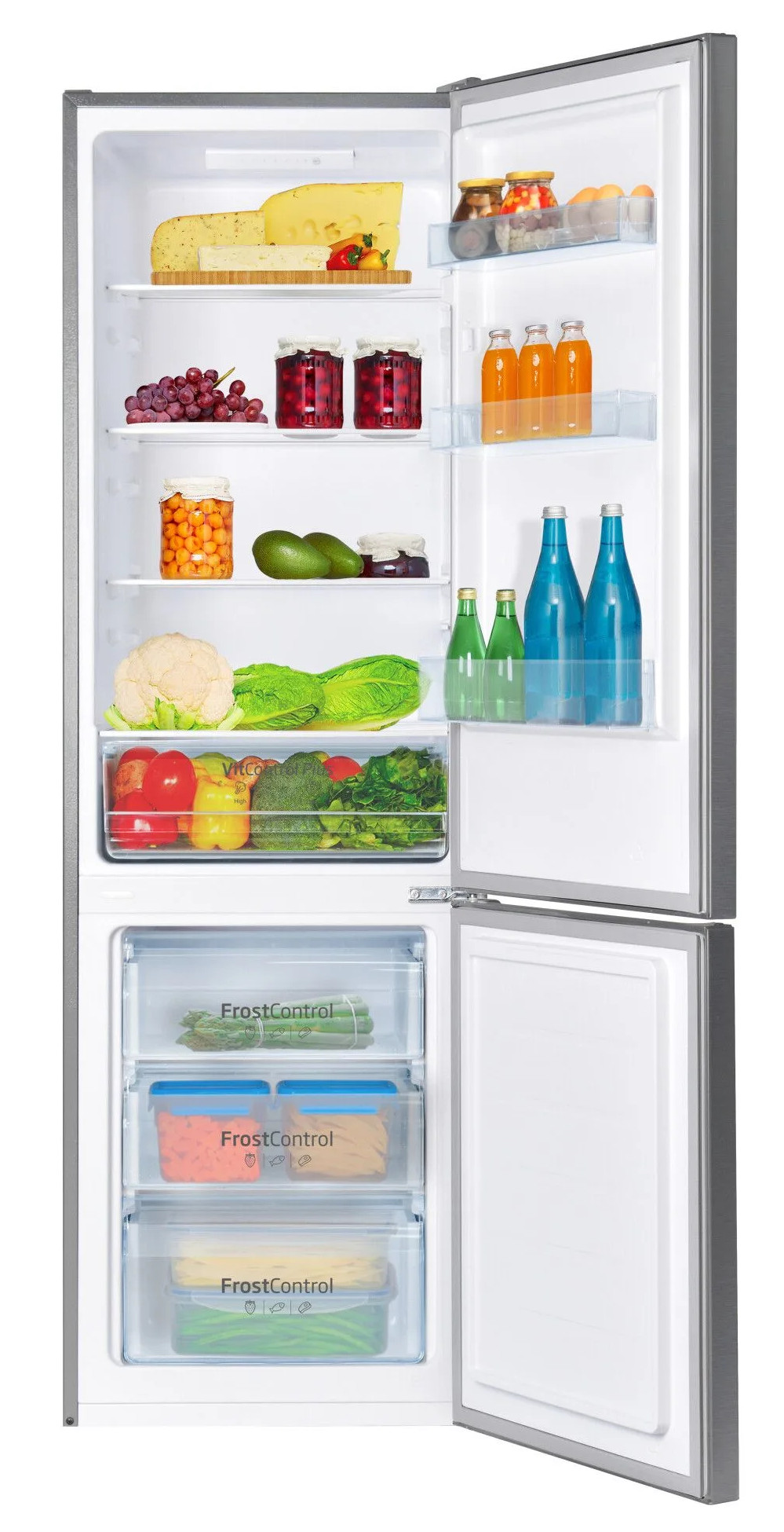 Otwarta lodówka wypełniona serem, owocami, warzywami i napojami. Przejrzyste półki. Dolne szuflady na mrożonki.