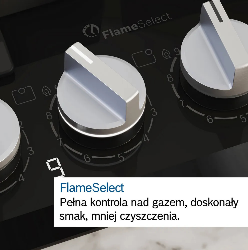 Zbliżenie czarnej płyty kuchennej ze srebrnymi pokrętłami. Pokrętła są ponumerowane i oznaczone 'FlameSelect'.