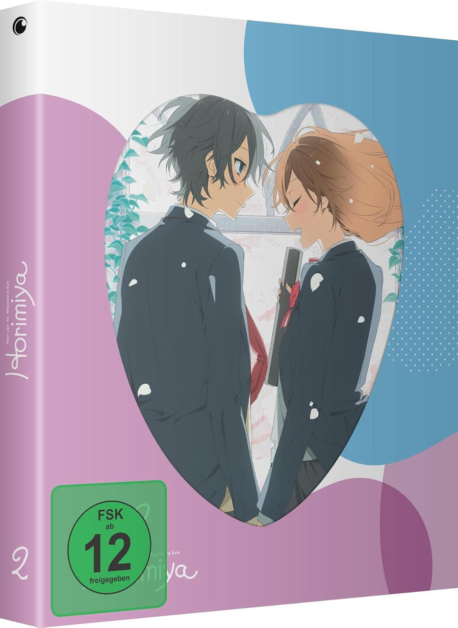 Anime-Cover: Zwei Charaktere in Schuluniformen, ein Junge und ein Mädchen, stehen nah beieinander, das Mädchen hält etwas.