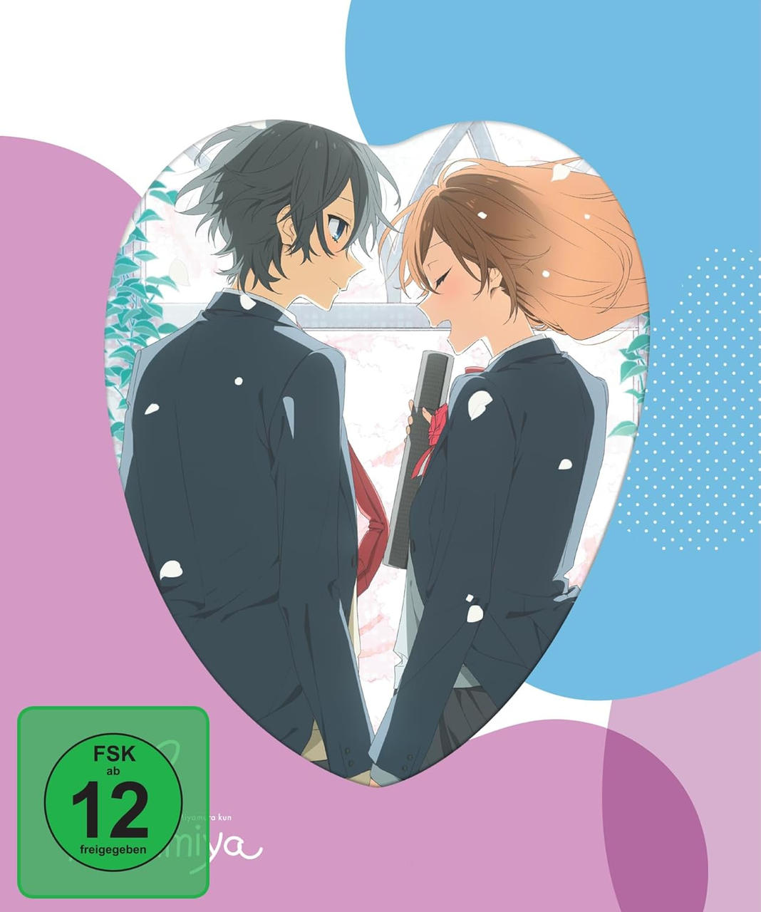 Zwei Anime-Charaktere, ein Mann und eine Frau, stehen nah beieinander und halten Händchen. Die Frau hält einen Kamm. Herzförmiger Rahmen.