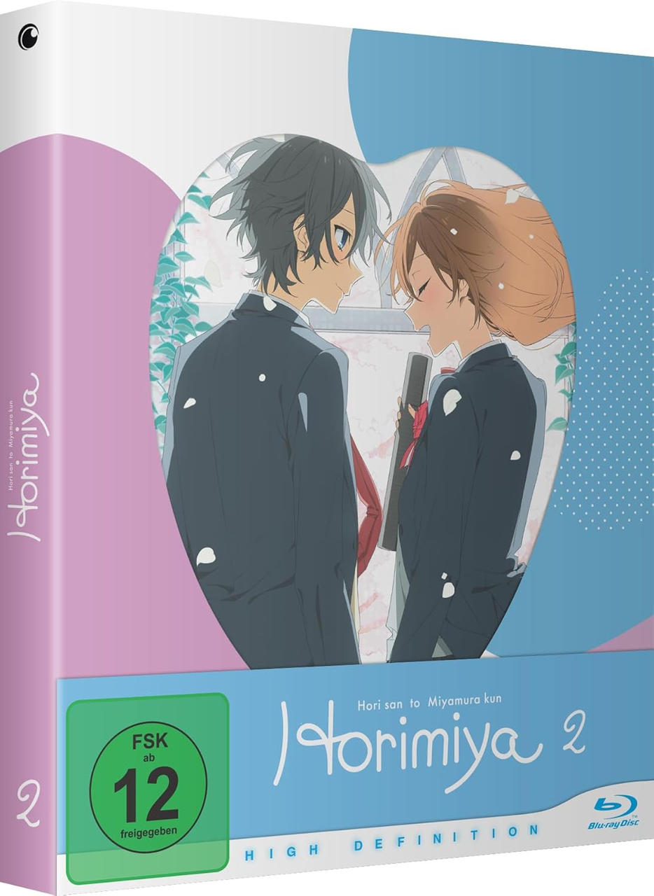 Anime-Cover mit zwei Charakteren. Ein Mann mit schwarzem Haar und eine Frau mit braunem Haar in Schuluniformen, die sich ansehen.