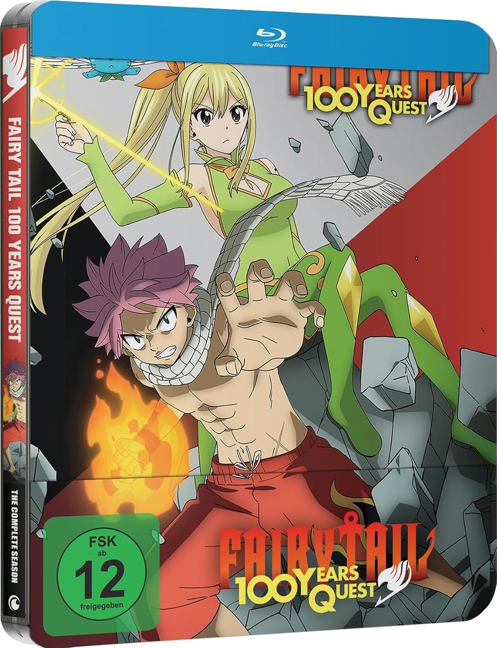 Blu-ray-Hülle von Fairy Tail 100 Years Quest Anime. Enthält zwei Charaktere, eine blonde Frau und einen Mann mit pinken Haaren und Flammen.