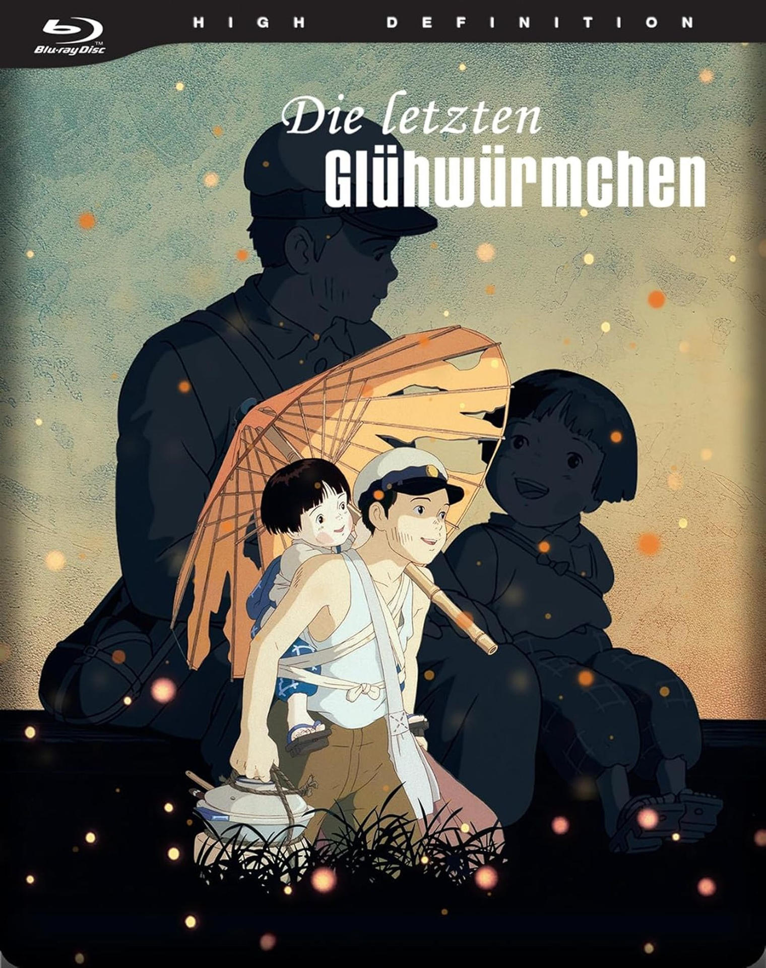 Filmposter. Ein Mann trägt ein Kind, ein anderes Kind sitzt in der Nähe. Titel: Die letzten Glühwürmchen.