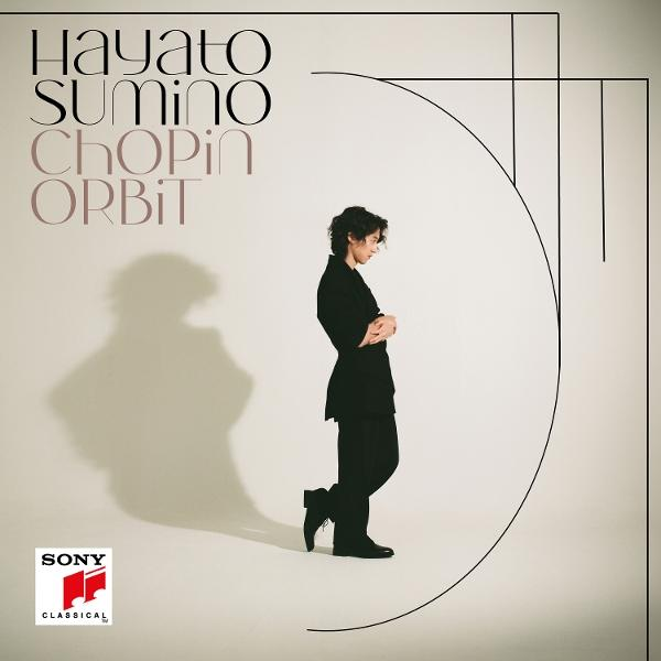 Ein Mann im schwarzen Anzug steht mit verschränkten Armen und blickt nach unten. Schatten hinter ihm. Text HAYATO SUMINO Chopin ORBIT. Sony-Logo.