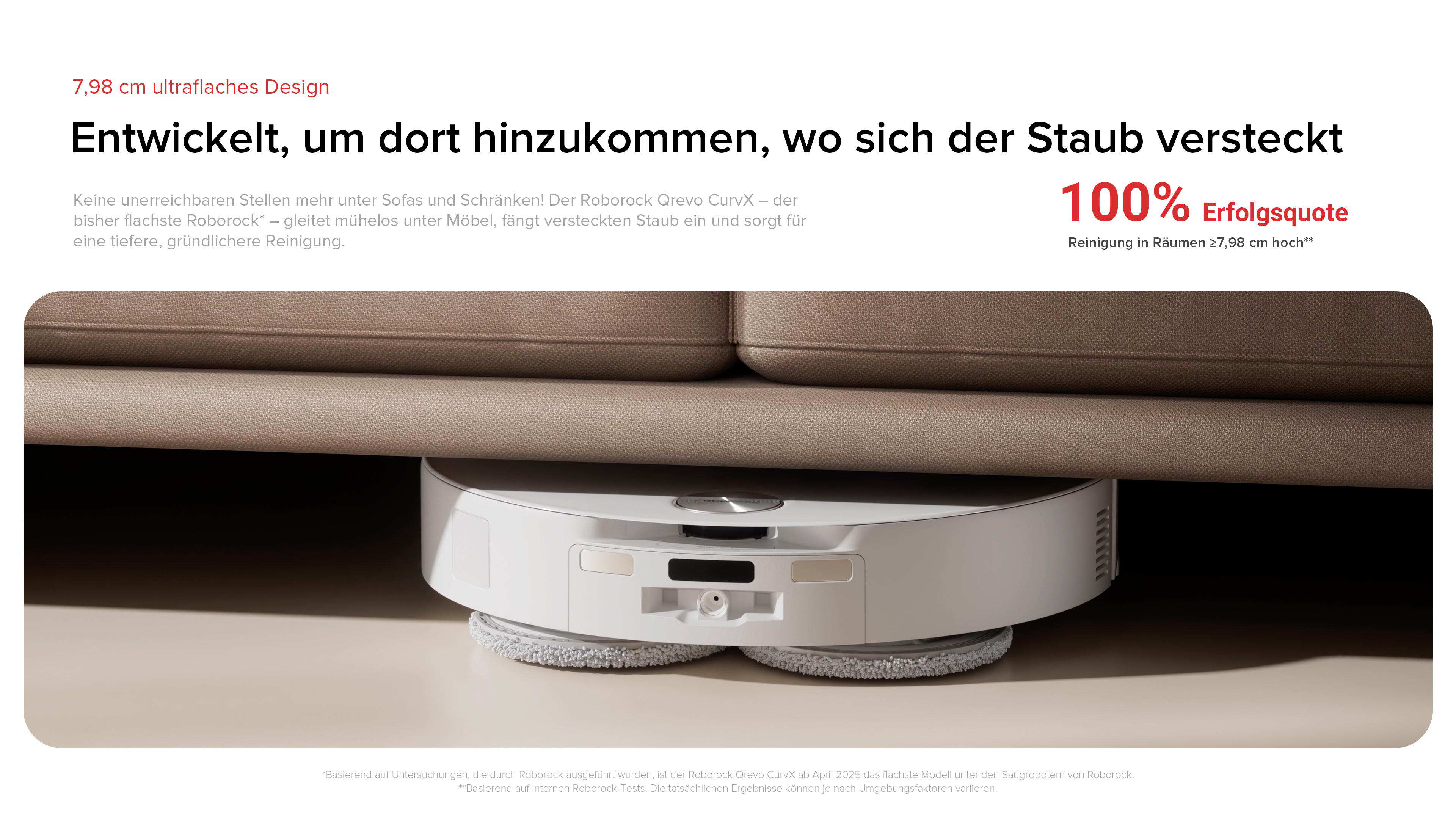 Ein weißer Roboter-Staubsauger unter einem Sofa. Er reinigt den Boden. Text: 100 % Erfolgsquote.