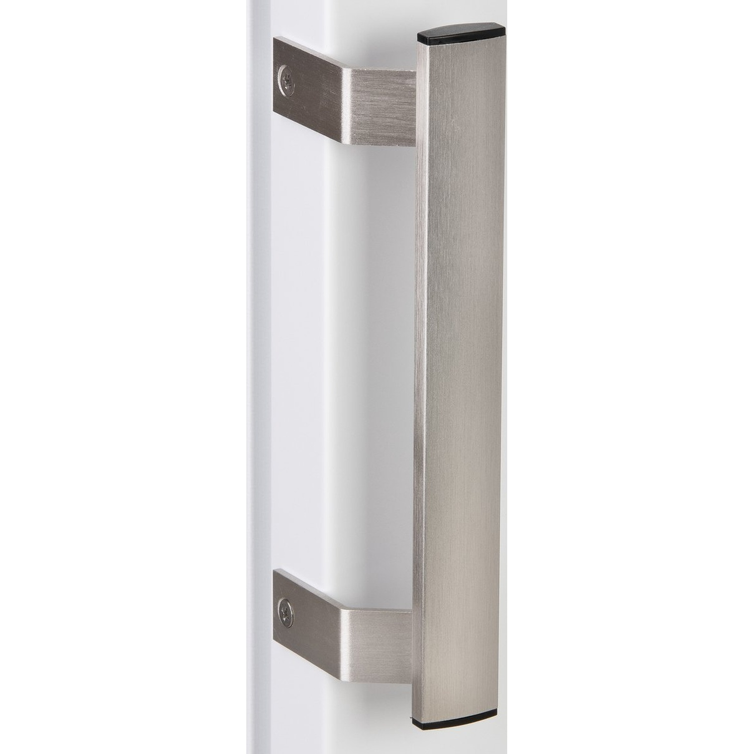 Une poignée de porte métallique est montée sur une porte blanche. La poignée est un rectangle argenté avec des embouts noirs à chaque extrémité.