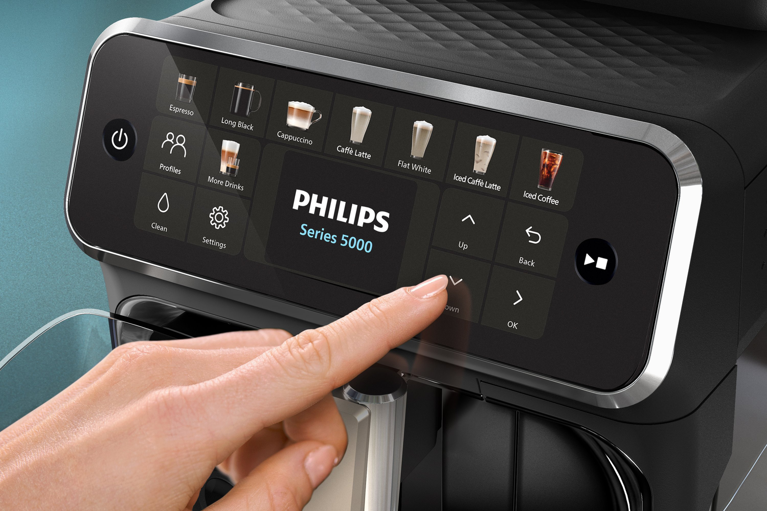 Una mano toca la pantalla de una cafetera. La pantalla muestra opciones de bebidas y la marca Philips. Máquina negra con detalles plateados.