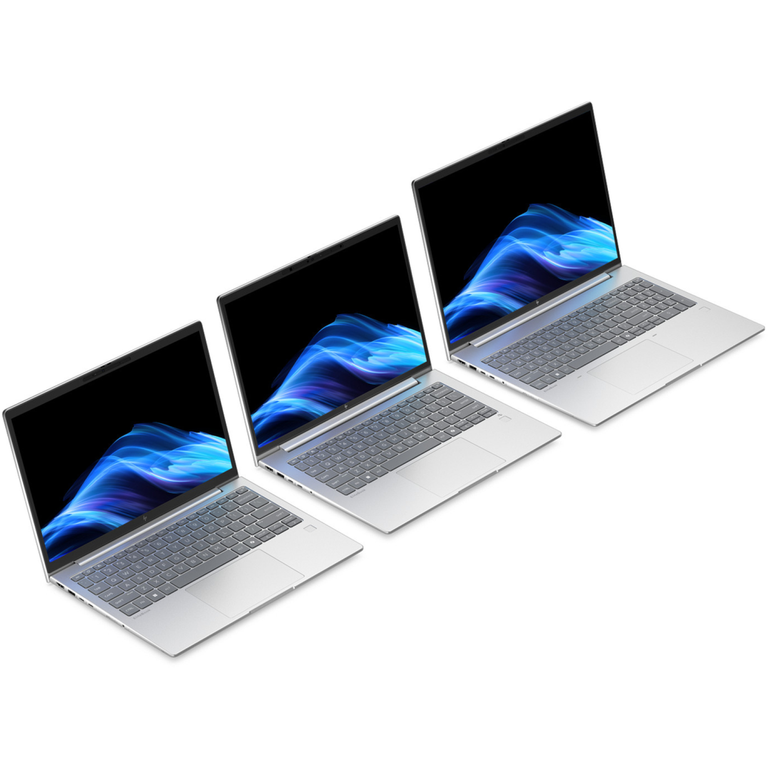 Drie zilveren laptops op een witte achtergrond. Elk scherm toont een blauw en paars abstract ontwerp.