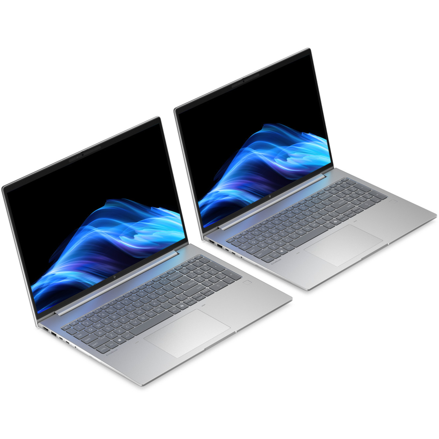 Twee zilveren laptops met zwarte schermen met blauwe en paarse abstracte ontwerpen staan schuin op een witte achtergrond.