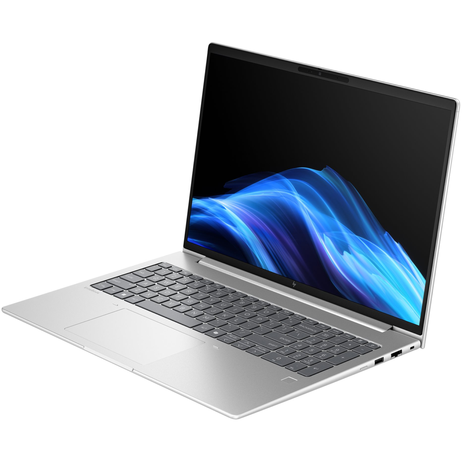 Een zilveren laptop staat open, met een toetsenbord en een scherm met een blauw abstract ontwerp. De achtergrond is wit.