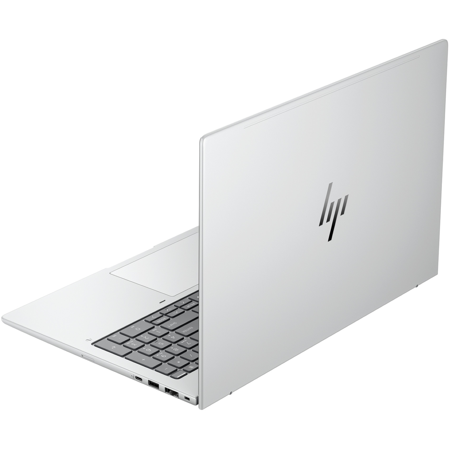 Een zilveren HP-laptop staat open in een hoek. Het toetsenbord is zichtbaar en het HP-logo staat op de achterkant. De achtergrond is wit.
