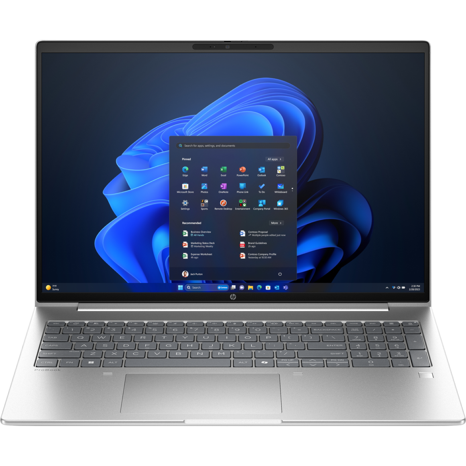 Een zilveren laptop toont het Windows 11 startmenu. Het toetsenbord is zichtbaar. Pictogrammen van apps en instellingen staan op het scherm.