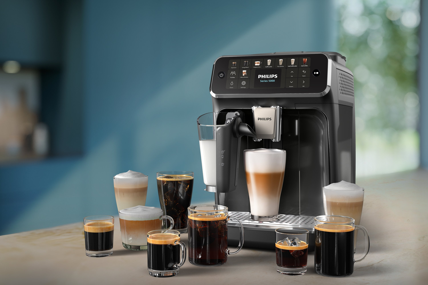 Una cafetera Philips Series 5000 con varias bebidas de café, incluyendo espresso, lattes y capuchinos, sobre una mesa.