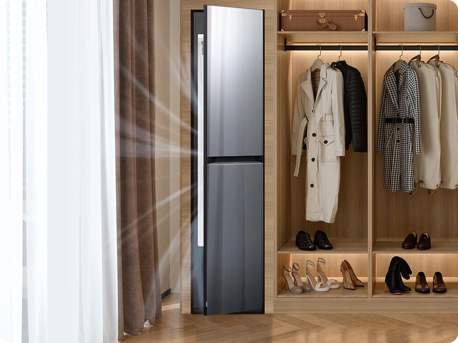 Ein moderner Kleiderschrank mit Kleidung und Schuhen ist geöffnet. Ein grauer Kühlschrank befindet sich links. Vorhänge sind links.