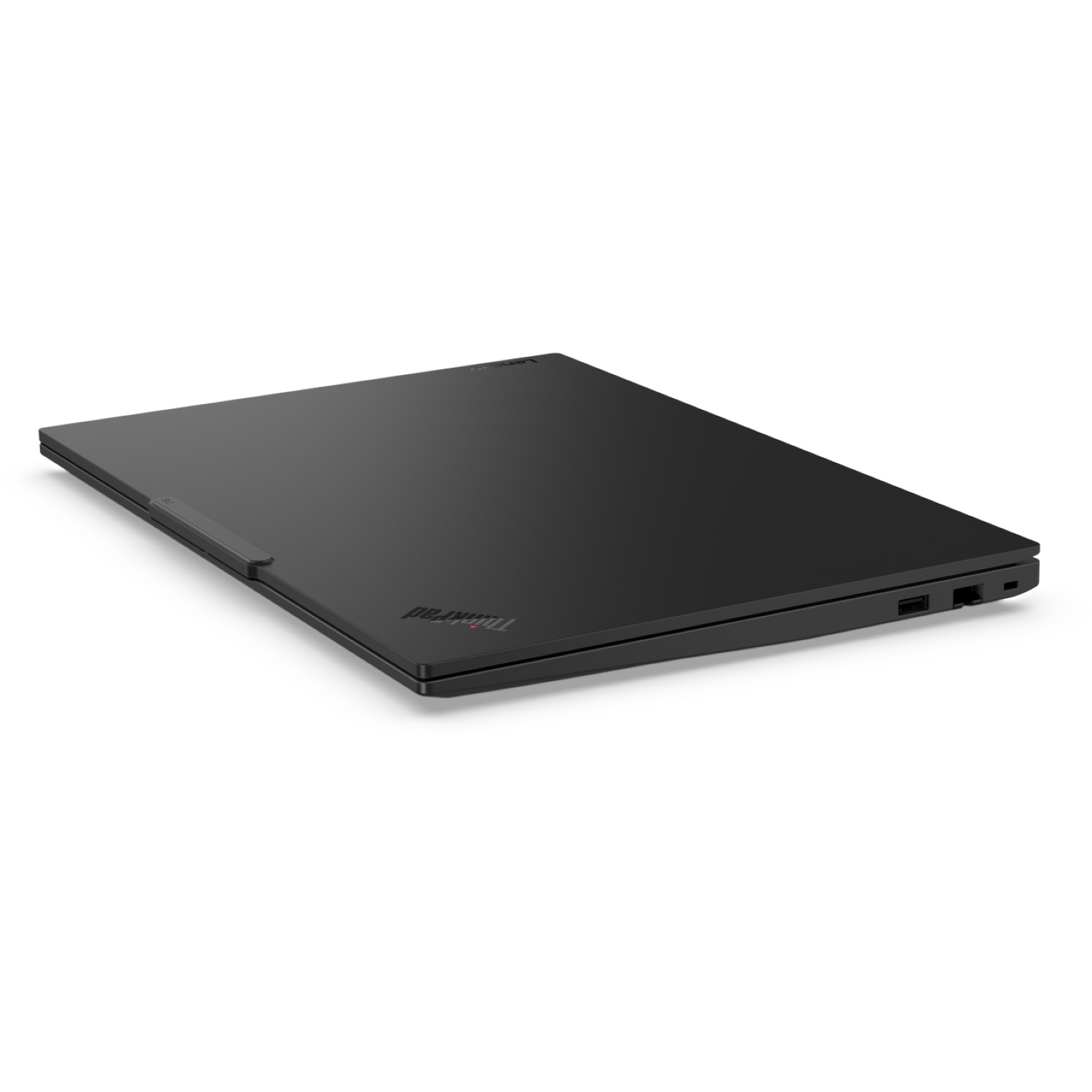 Een gesloten zwarte ThinkPad laptop op een witte achtergrond. Het ThinkPad-logo is rechtsonder zichtbaar.