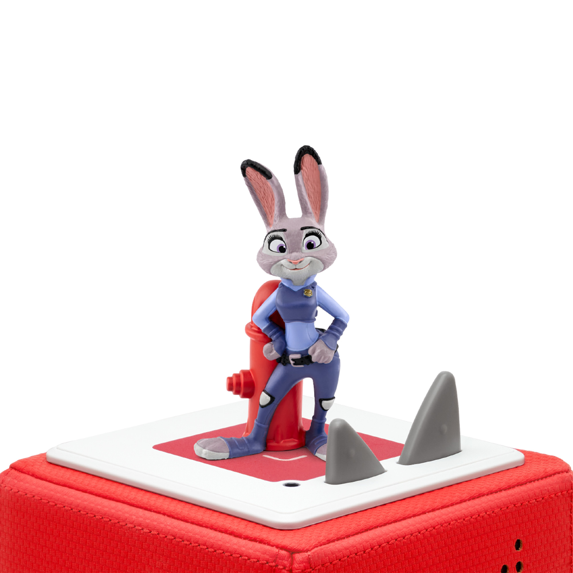 Judy Hopps-Figur steht in der Nähe eines roten Hydranten und grauer Haifischflossen auf einer rot-weißen Basis. Der Hintergrund ist weiß.