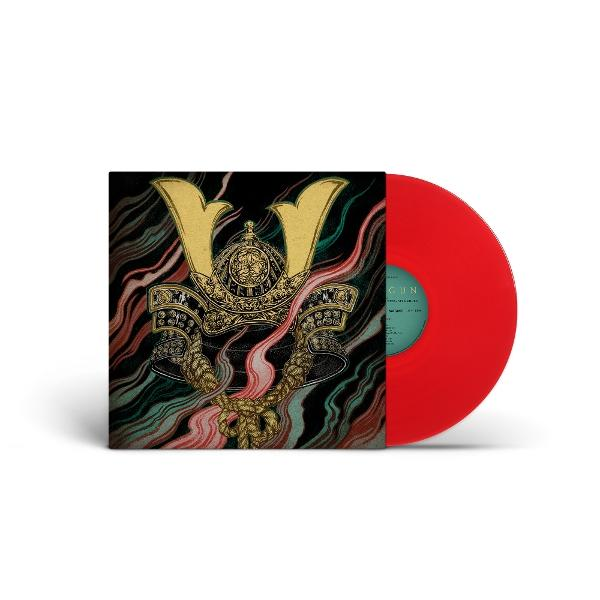 Eine Vinylplatte mit roter Scheibe liegt neben ihrer Hülle. Die Hülle zeigt einen goldenen Samurai-Helm vor dunklem Hintergrund.