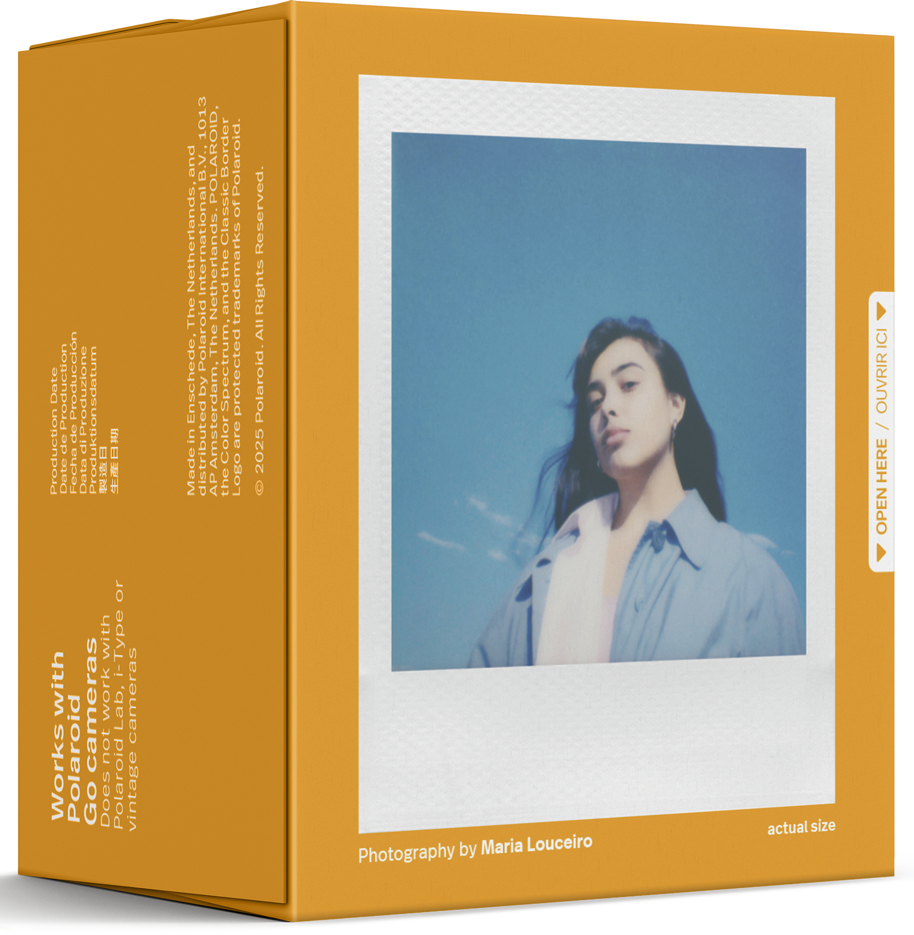 Polaroid doboz, nő fotójával kék háttér előtt. A dobozon a szöveg: 'Works with Polaroid Go cameras'.