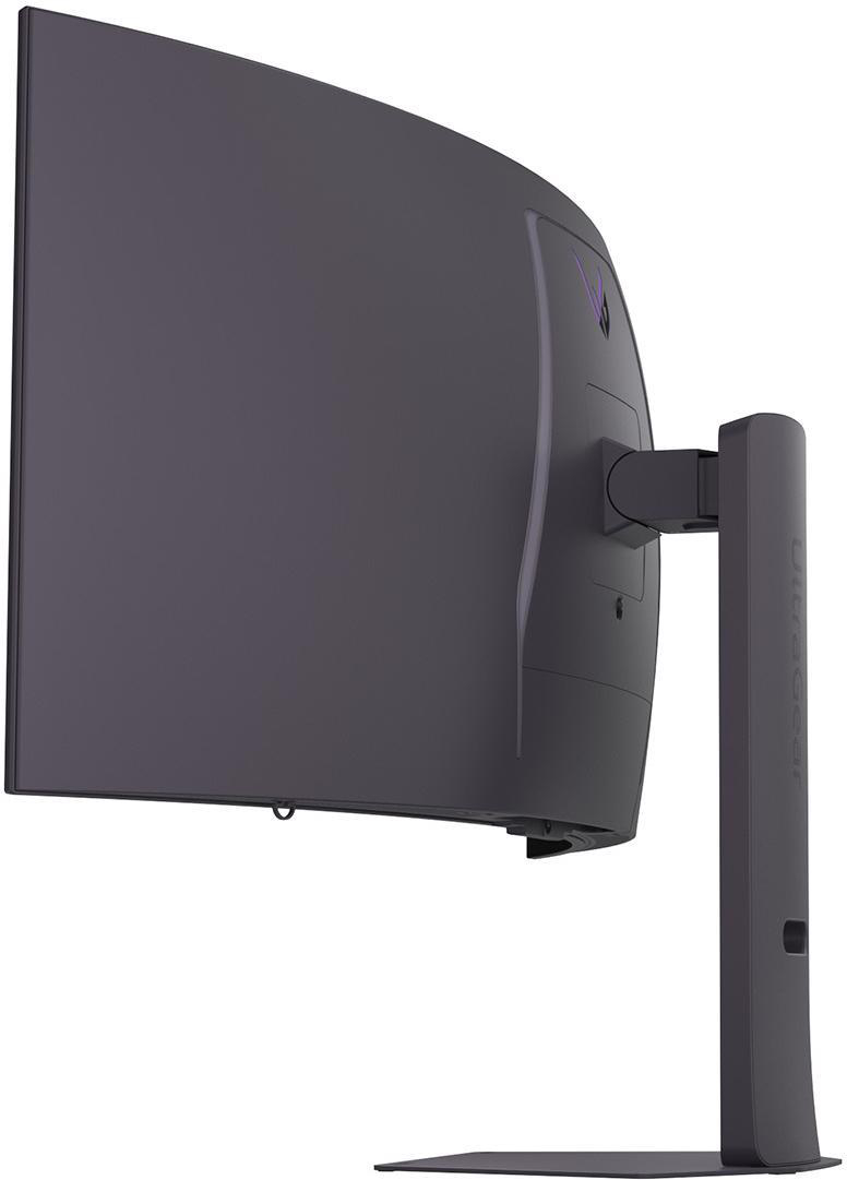 Ein gebogener, dunkelgrauer Computermonitor, von hinten betrachtet. Er wird von einem passenden Ständer auf weißem Hintergrund getragen.