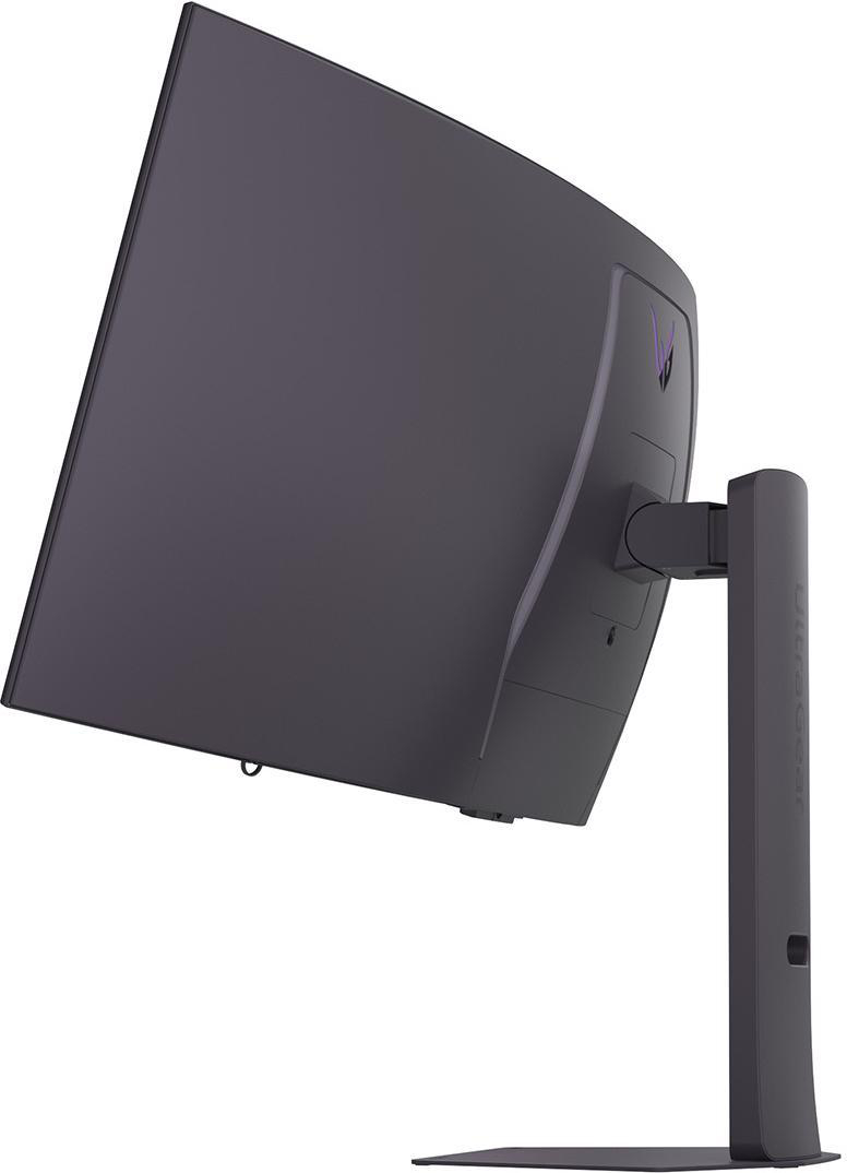 Ein gebogener, dunkelgrauer Computermonitor ist abgewinkelt. Der Ständer und die Rückseite des Monitors sind ebenfalls dunkelgrau. Ein lila Logo ist sichtbar.