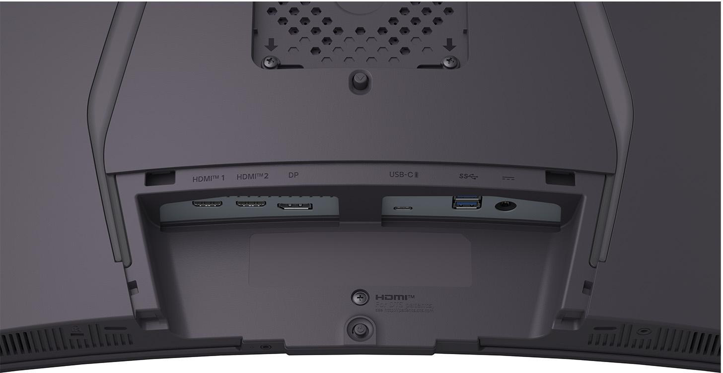 Rückseite eines dunkelgrauen Monitors. Anschlüsse sind mit HDMI, DP, USB-C und SS beschriftet. Der Monitor hat ein gewölbtes Design und eine Belüftung.