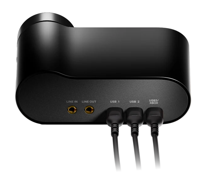 Czarne urządzenie audio z portami Line In/Out i USB. Wpięte trzy kable USB. Tło jest czarne.