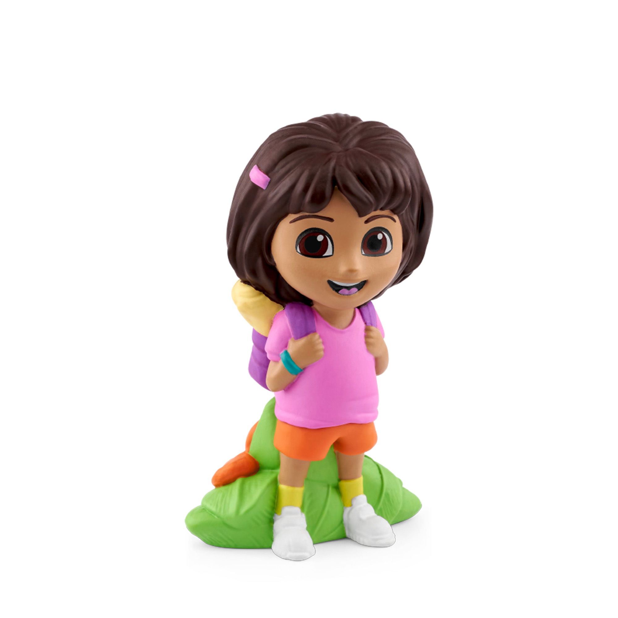 Eine Figur von Dora der Entdeckerin steht auf einem grünen Blatt. Sie trägt ein rosa Hemd, orange Shorts und einen Rucksack.