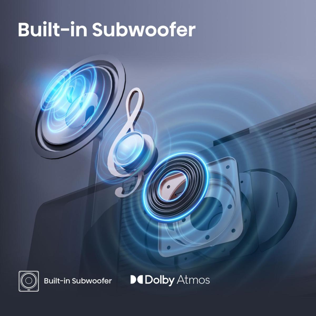 A képen egy beépített mélynyomó látható hanghullámokkal és Dolby Atmos logóval. A középen egy zenei hangjegy. A kék és szürke színek dominálnak.