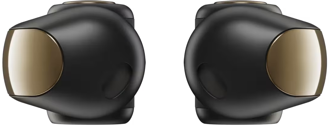 Due dispositivi neri simili a auricolari con accenti color oro. Sembrano appoggiati su uno sfondo nero, isolati.