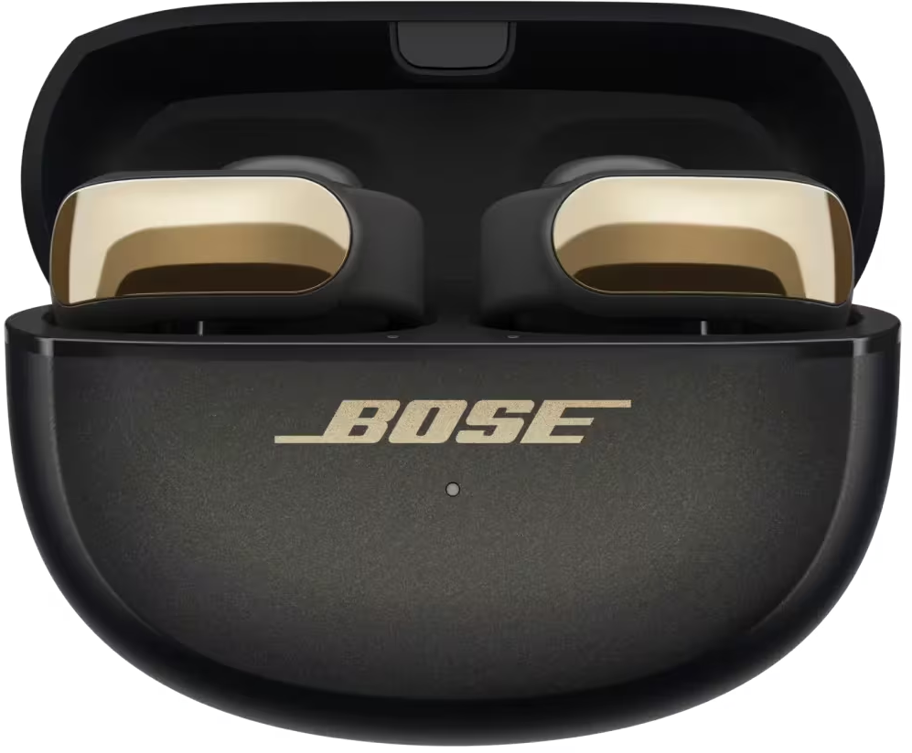 Auricolari Bose neri in una custodia di ricarica. La custodia è aperta, mostrando due auricolari dorati. Il logo Bose è sulla custodia.