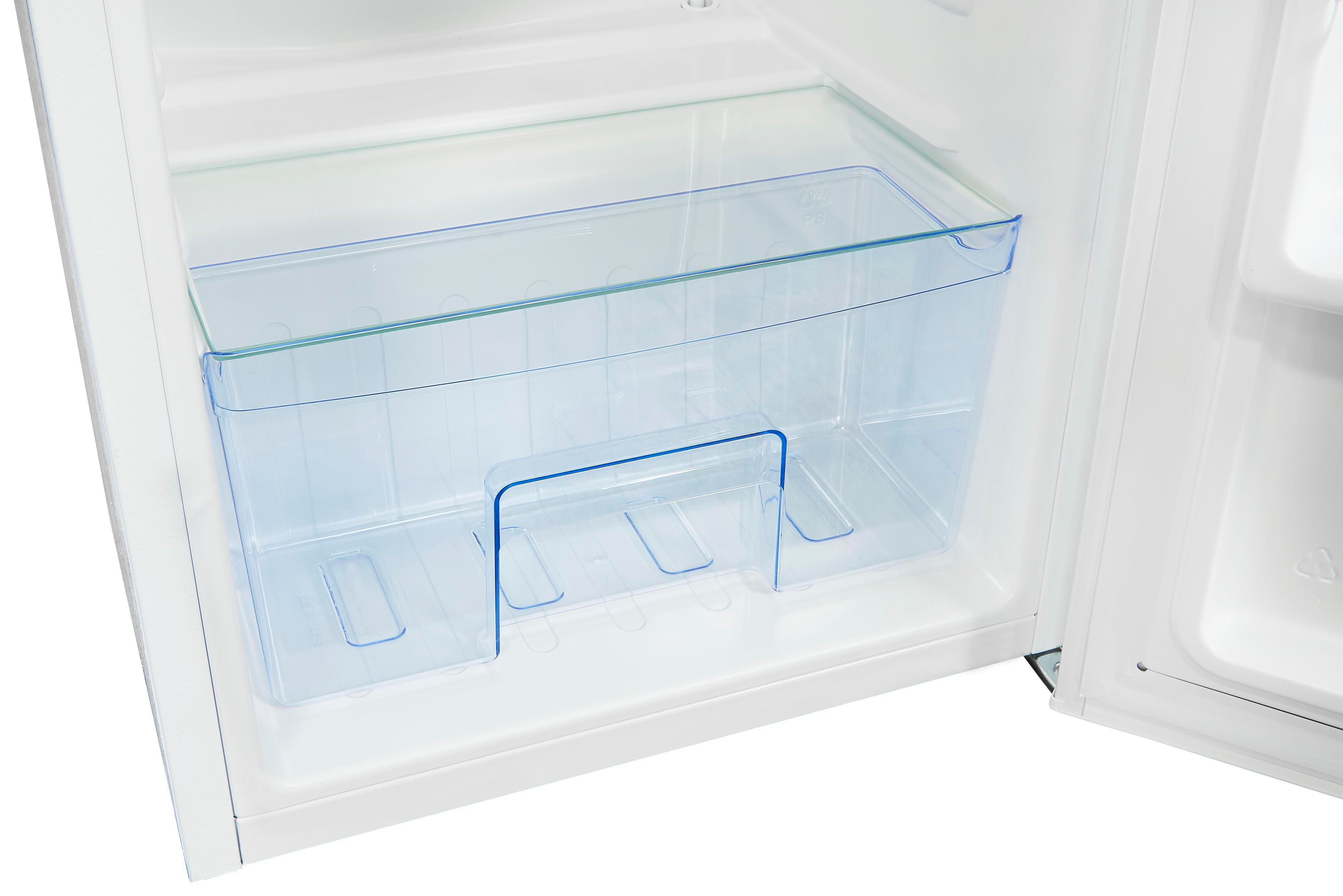 Ein offener Kühlschrank mit einer transparenten Plastikschublade. Weißes Innere. Die Tür ist offen.