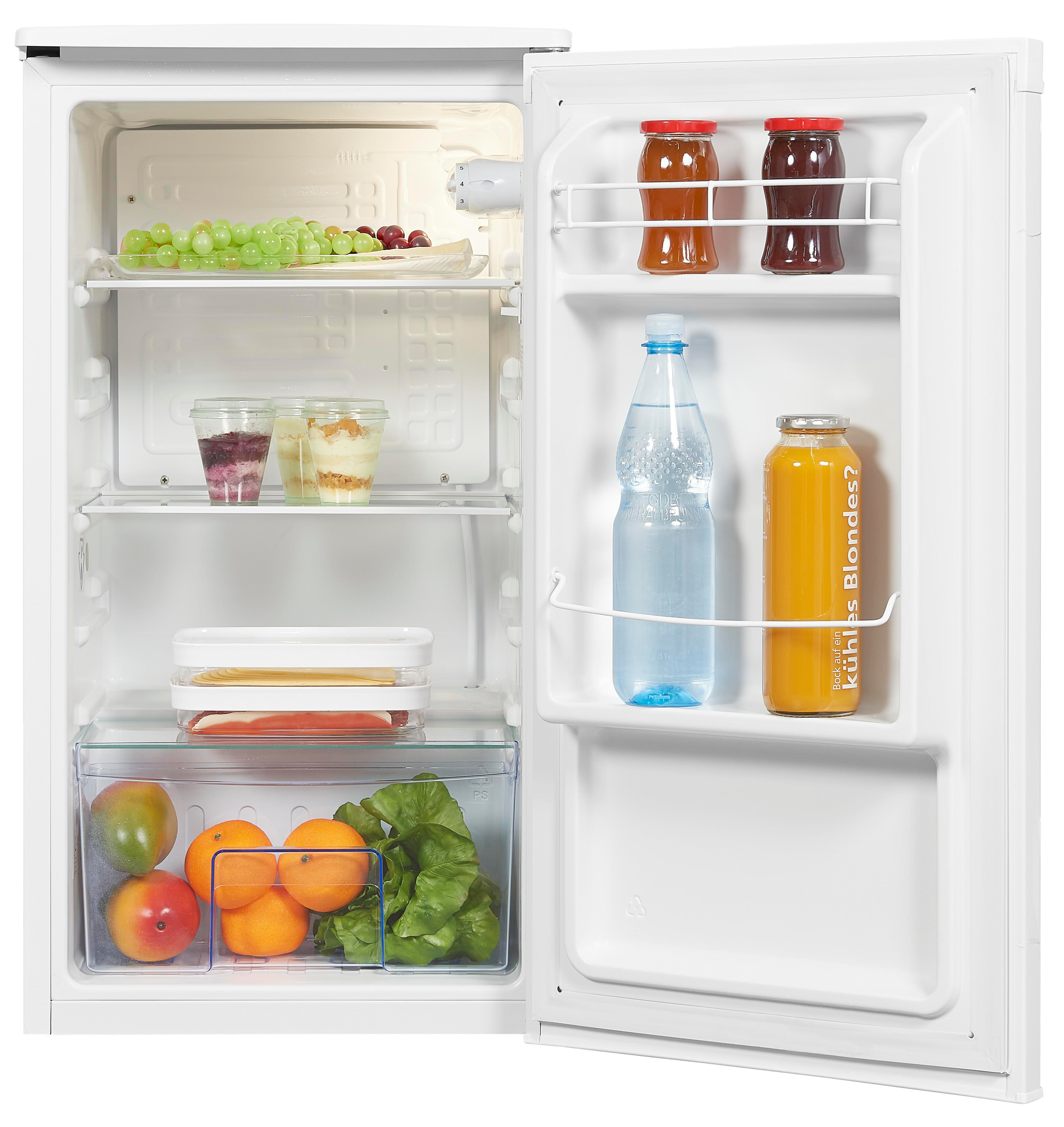 Offener Kühlschrank gefüllt mit Essen: Trauben, Gläser, Saft, Wasserflasche und Früchte. Im Kühlschrank gibt es mehrere Regale.