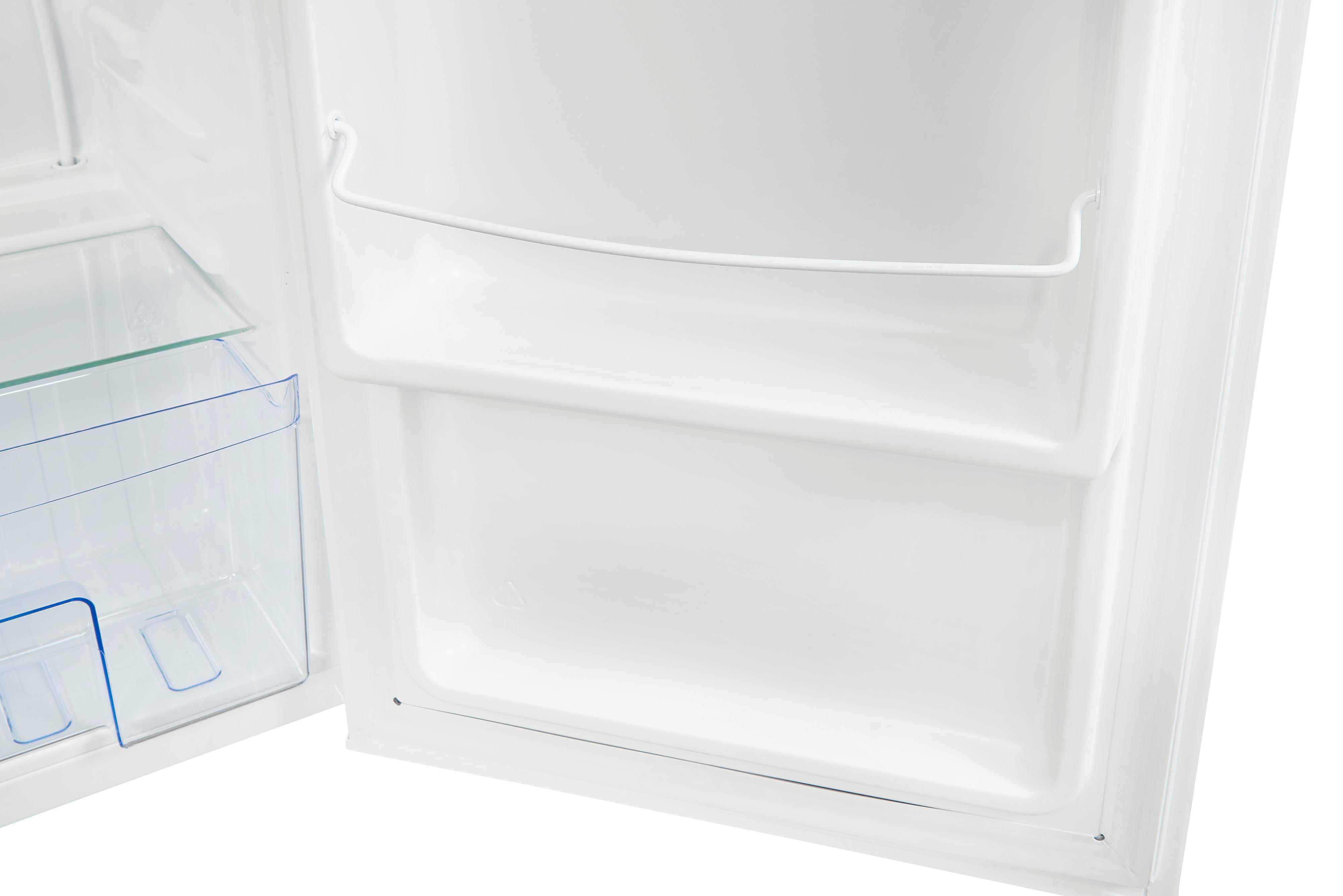 Ein offener, leerer weißer Kühlschrank. Er hat Regale und eine transparente Ablage. Ein weißer Griff ist sichtbar.